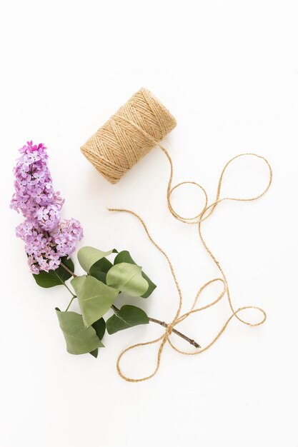 Zbliżenie na haftowany kwiat