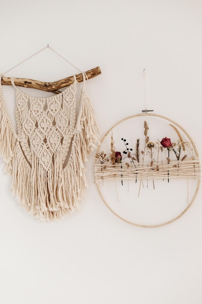 Dekoracja ścienna z haftem